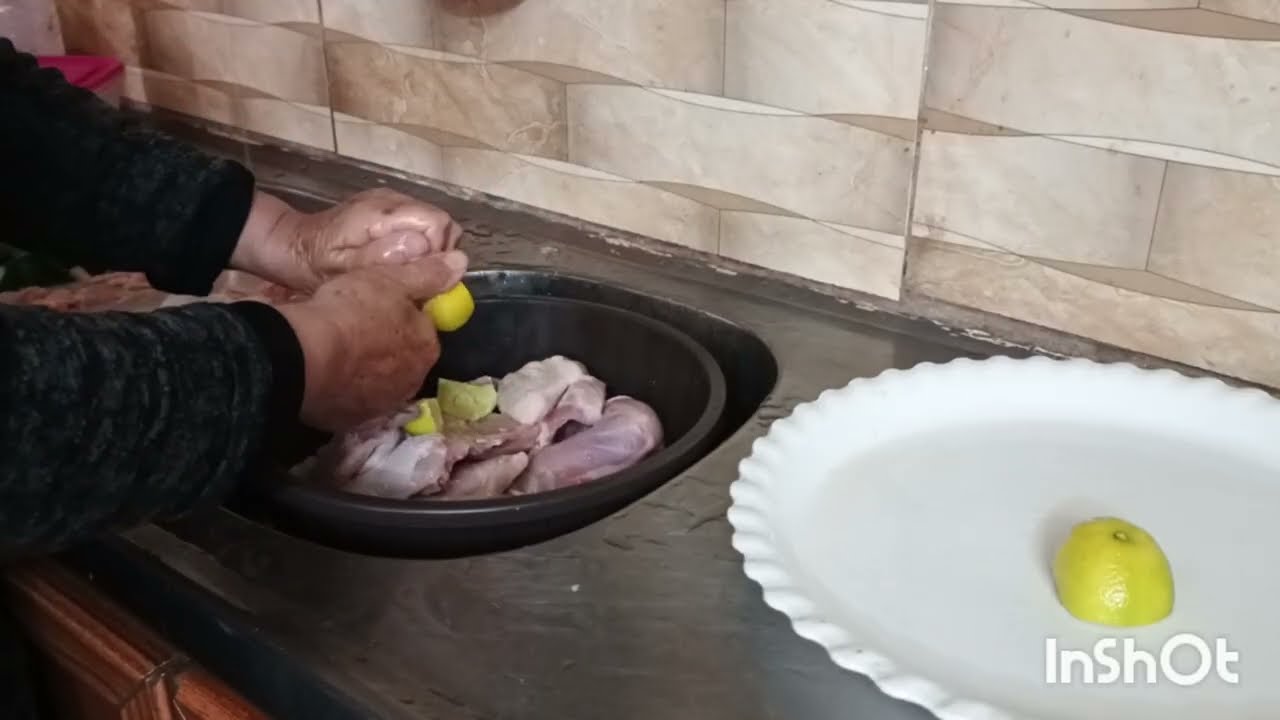 اكثر شيء ينظف لحم الدجاج ويعطيه رائحه زكيه هو الليمون