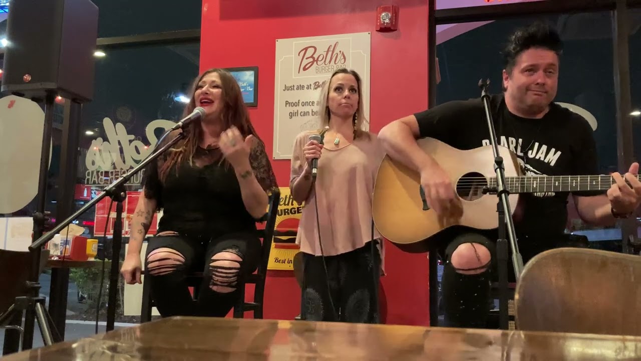 Tiffany - I Saw Her Standing There - Unplugged - Beth's Burger Bar - Orlando, FL - 3/7/2022 - 4k