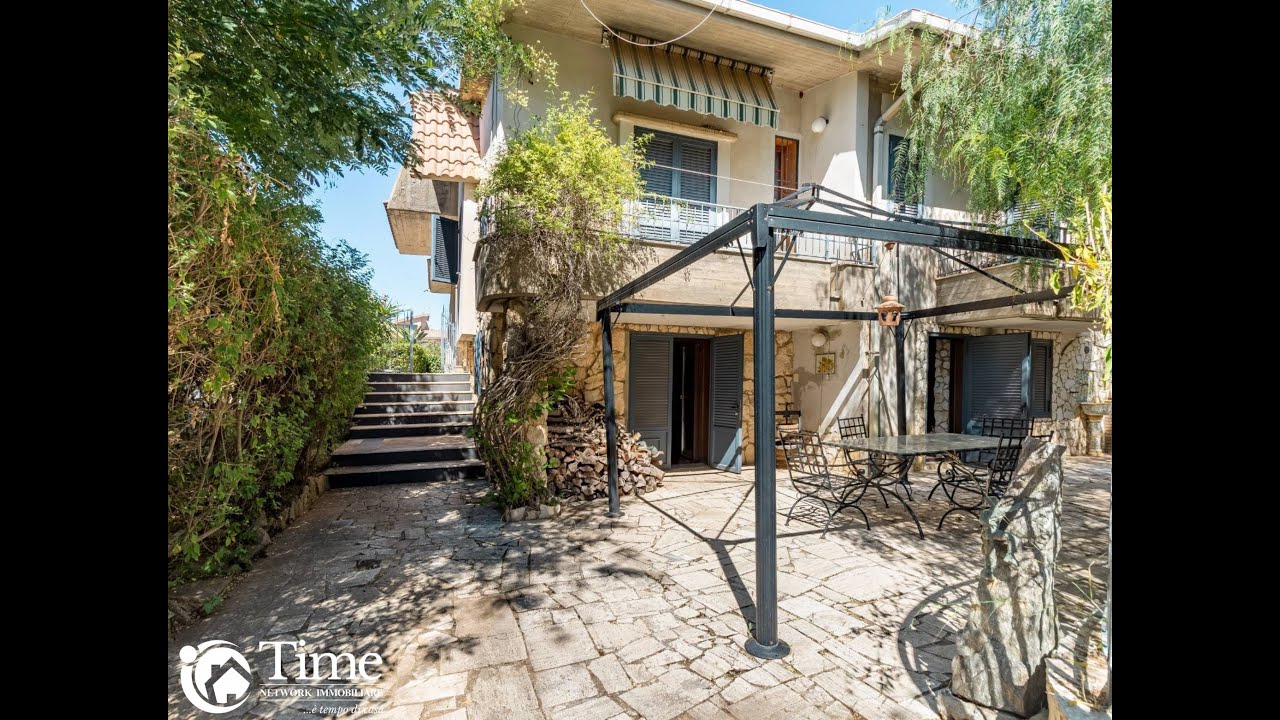 Elegante villa indipendente con ampi giardini e splendide terrazze; garage 73 mq - Caltagirone V423