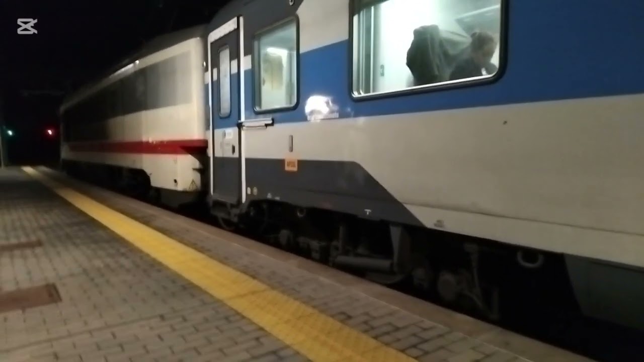 Arrivo e partenza del intercity.