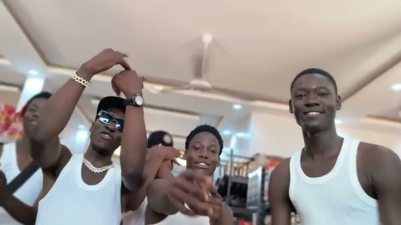 YOUNG S    HAIRAI MAKÔNÔ 