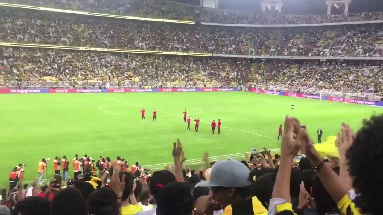 طرب جمهور الاتحاد على اهزوجة (للملعب جينا) امام لاعبي اتلتيكو مدريد / [ Al - ittihad fans ]