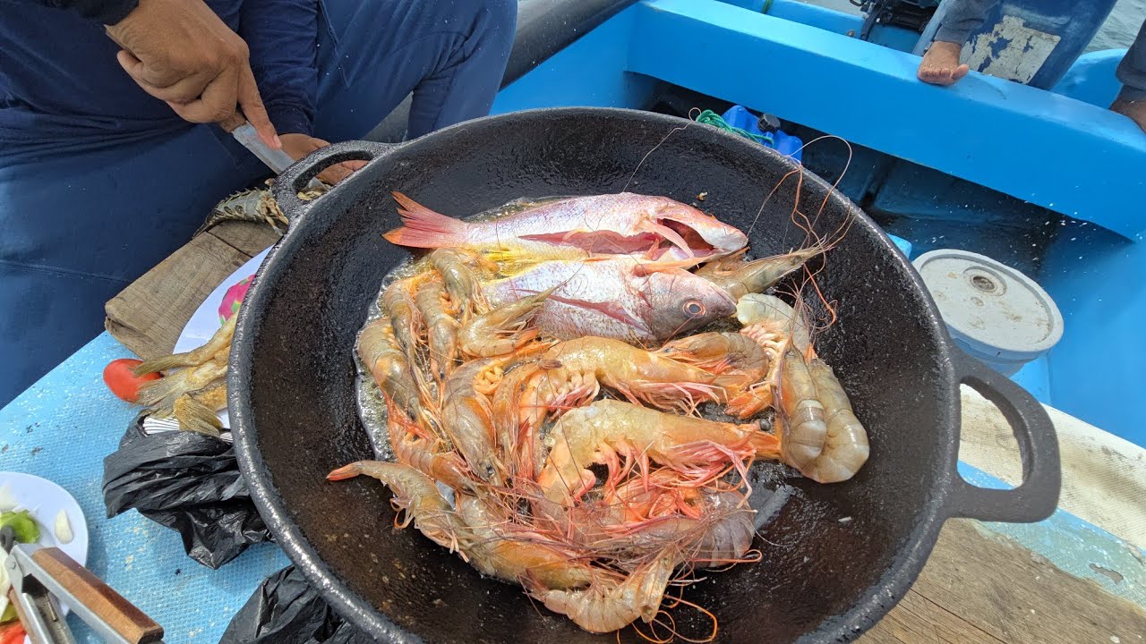 Pesca y Cocina de Unos Ricos Camarones y Pescados en Alta Mar 