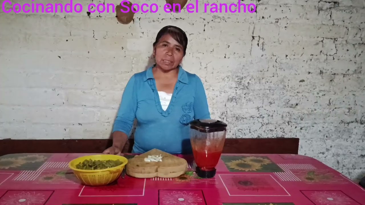 Preparando ricas 😋 abas en salsa roja con nopales recién cortados del huerto