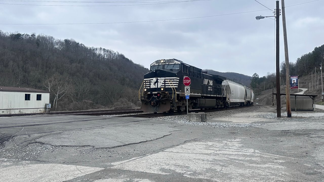 Norfolk Southern 189 with mixed freight & autoracks Southbound in Oakdale Tennessee 