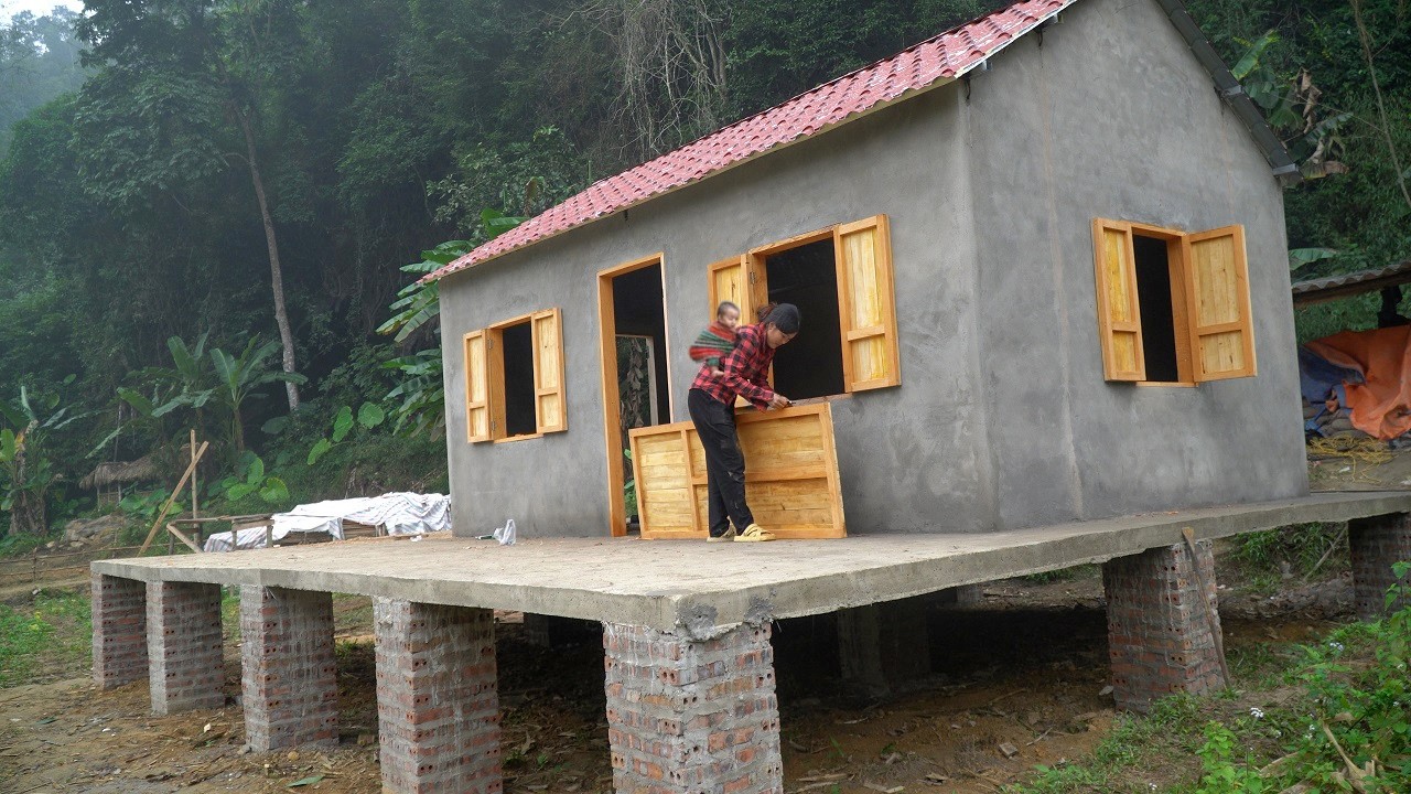 Single mother Lieu designed five wooden doors to ensure the safety of herself and her son.