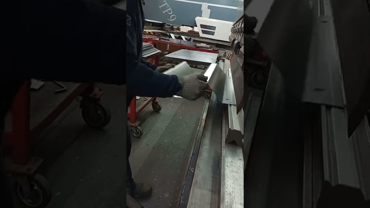 Trabalhando em uma dobradeira Durma...