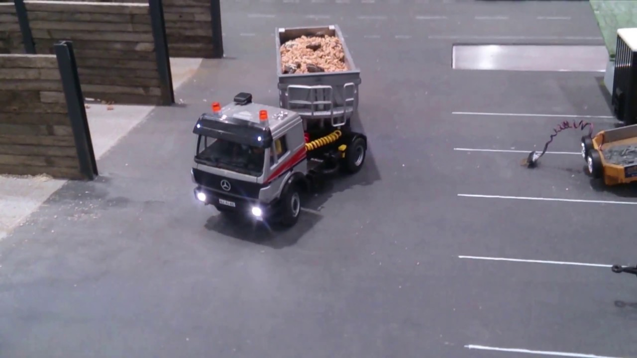 Rundmuldenkipper bei der Arbeit auf der Faszination Modelltech 2017 / 1:87 rc