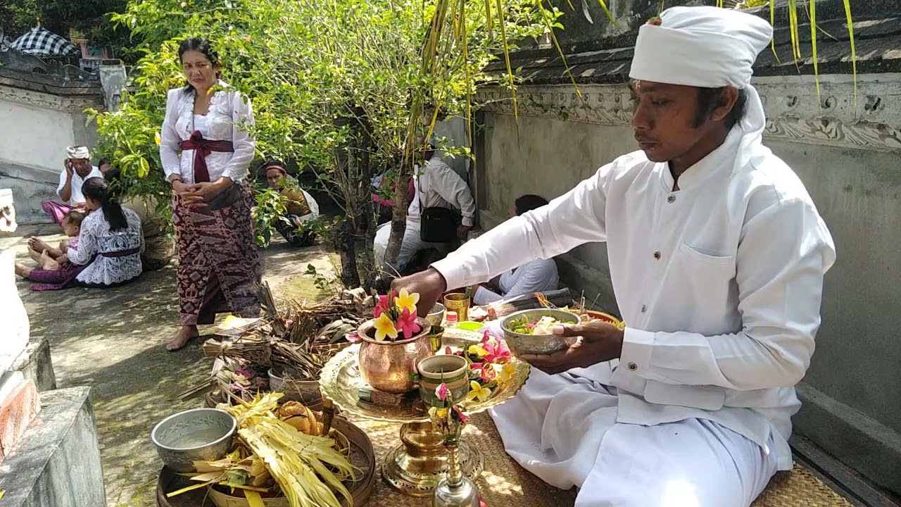 Dudonan Pemangku Nganteb Upacara Piodalan Bagian 2