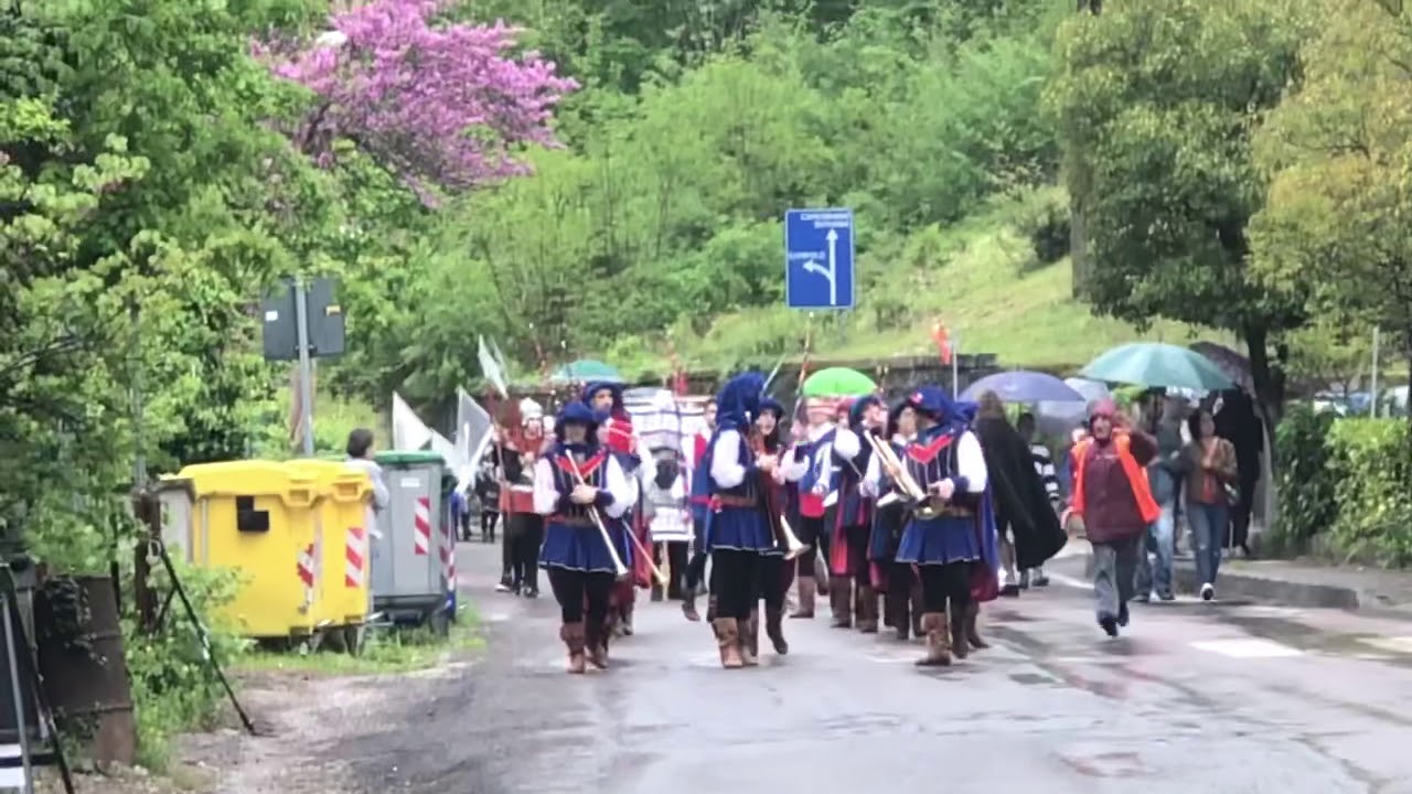 Sfilata in costume a Riola di Vergato alla sagra della sfrappola.