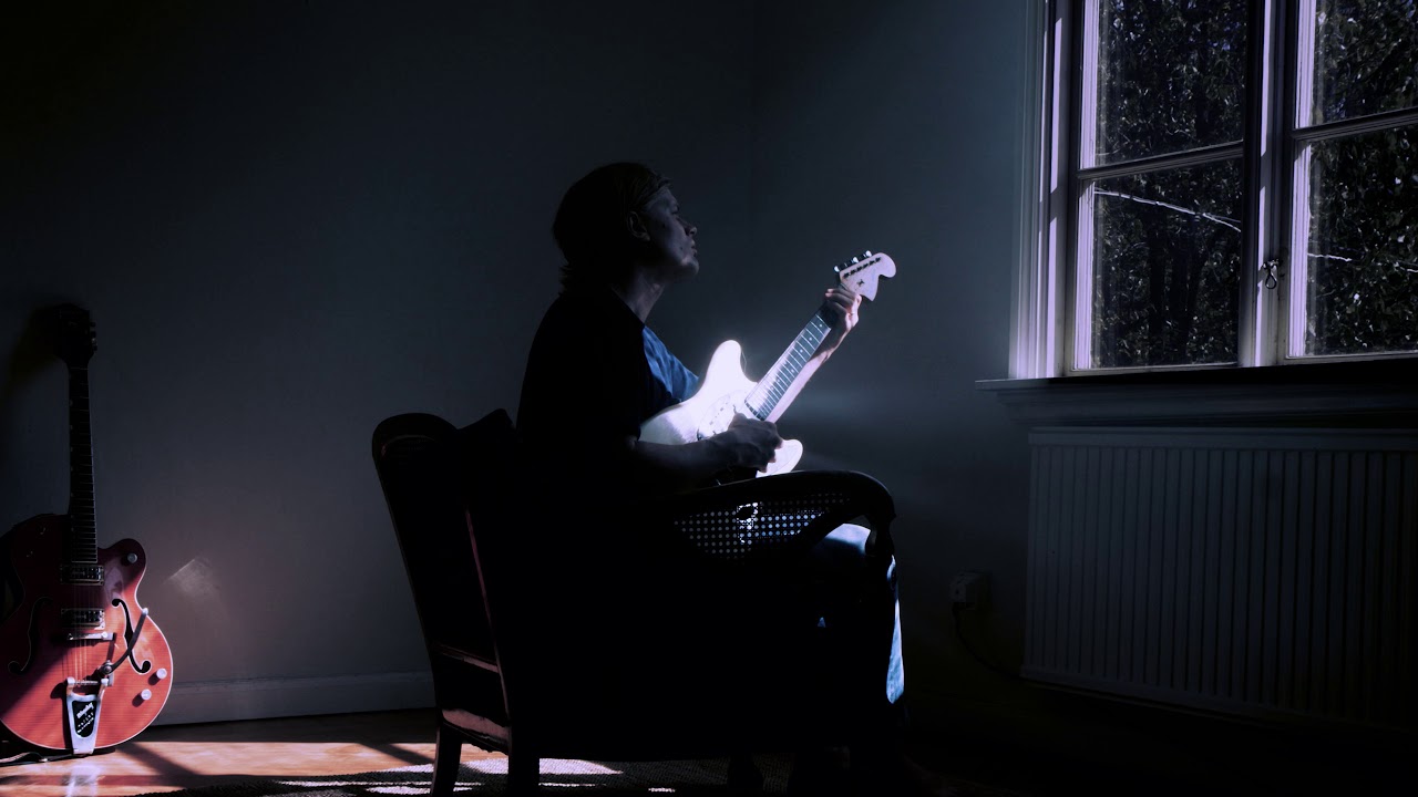 HENNING - SOM EN TJUV (Official Video)