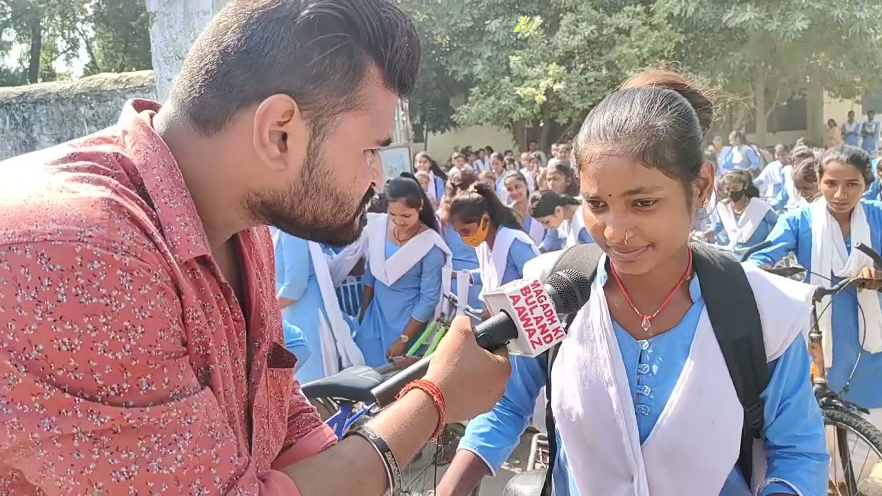 टेस्ट परीक्षा देकर बाहर आ रही थी लड़कियां, परीक्षा को लेकर ग्राउंड रिपोर्टिंग।