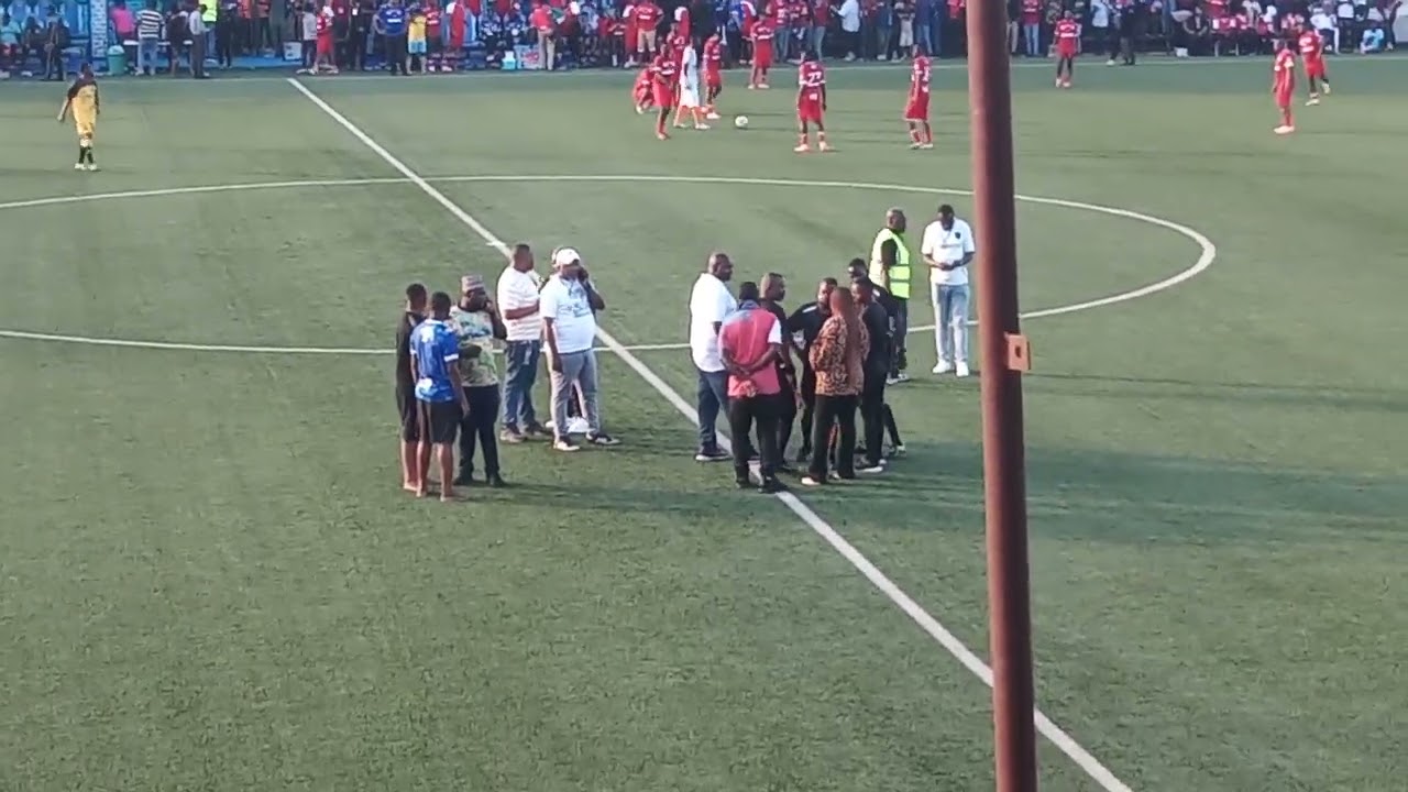 star king'amuzi vs meneja  wakitoa burudani kwenye mechi ya mashabiki wa simba na mashabiki ya yanga