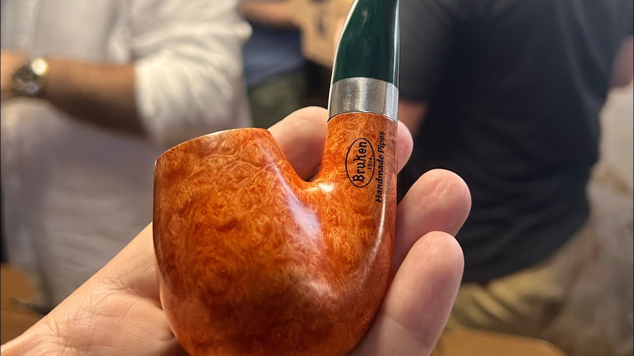 Y ¿cómo está BRUKEN un año después de la DANA? Presentamos La pipa solidaria Club Fumadas Hobbitt