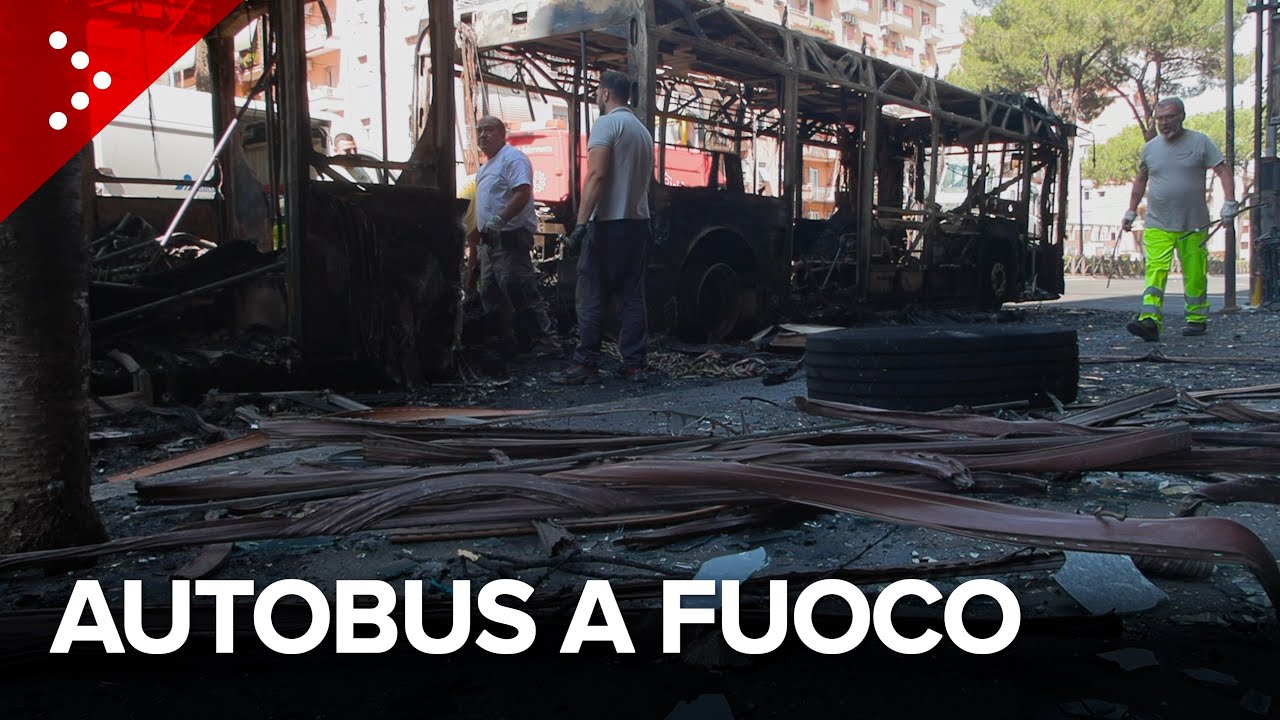 Roma, autobus dell'Atac prende fuoco: danneggiati locali e case vicine