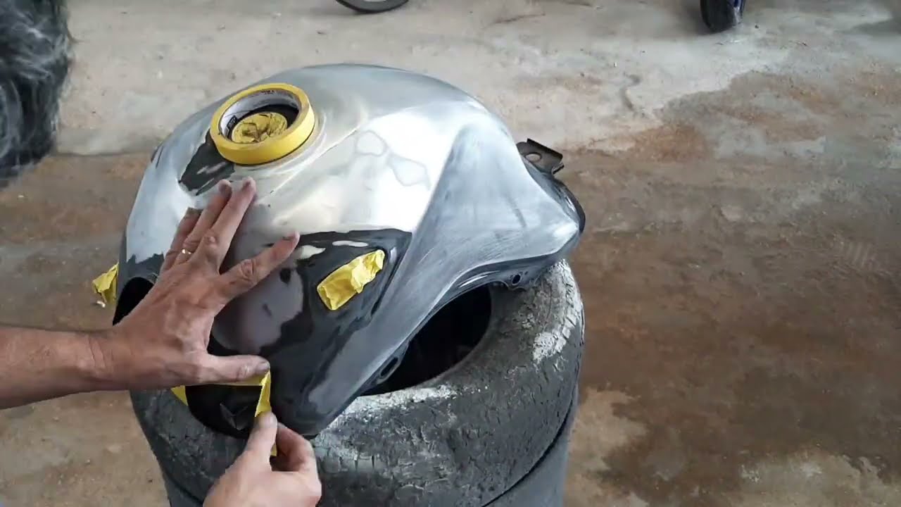 P.U + verniz p.u funciona ?!! pintnado tanque moto honda