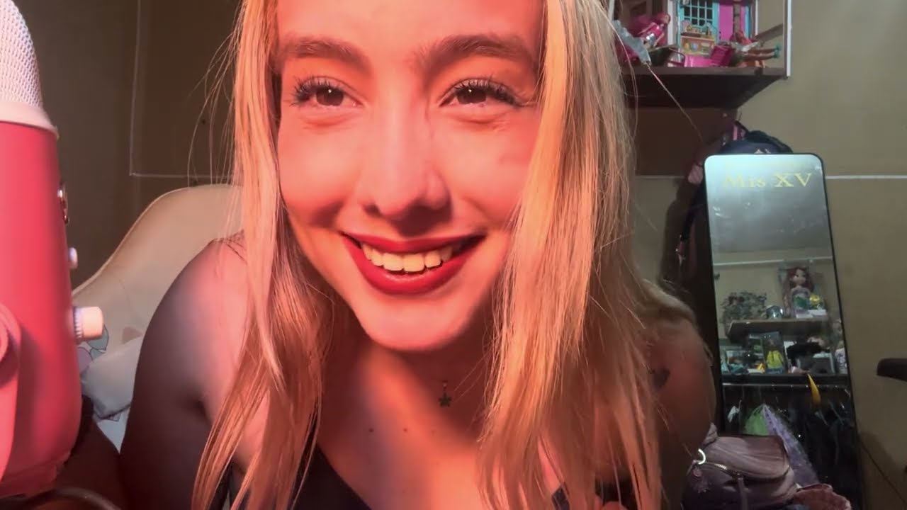 Asmr- Recepcionista coqueta te arregla y te besa 