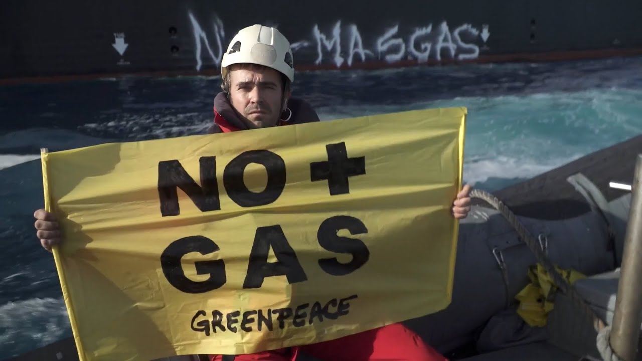 Activistas de Greenpeace bloquean un buque gasero en Sagunto