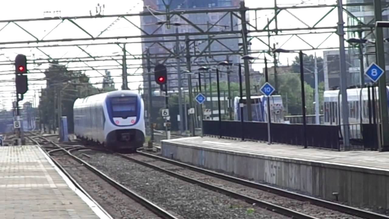Treinen op station Den Haag Laan van NOI, 31-05-'14