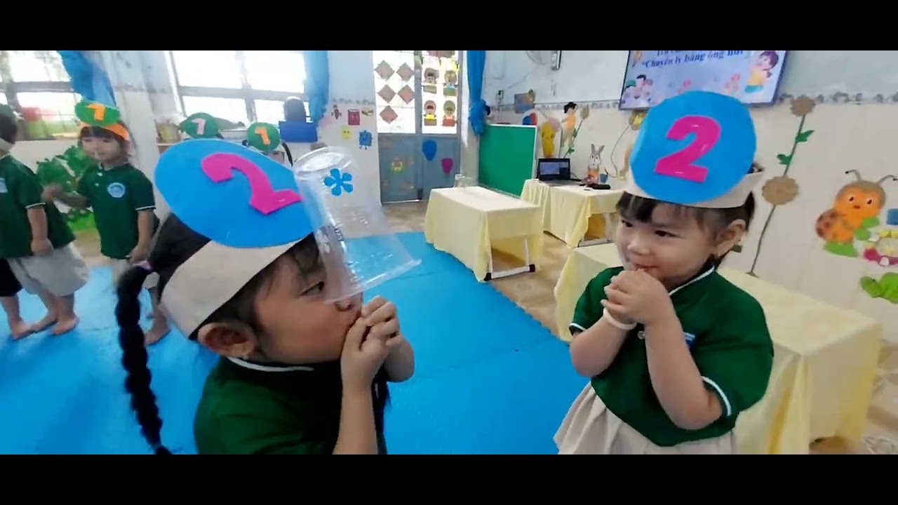 Trò chơi vận động : Chuyền ly bằng ống hút