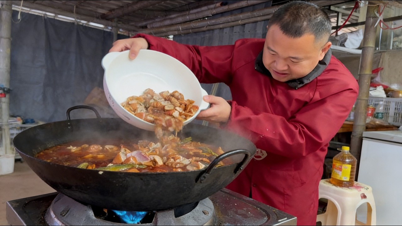 农村四哥今天给工人师傅换下口味，肥肠和黄辣丁在一起，麻辣鲜香，味道更巴适！大伙吃香吃了