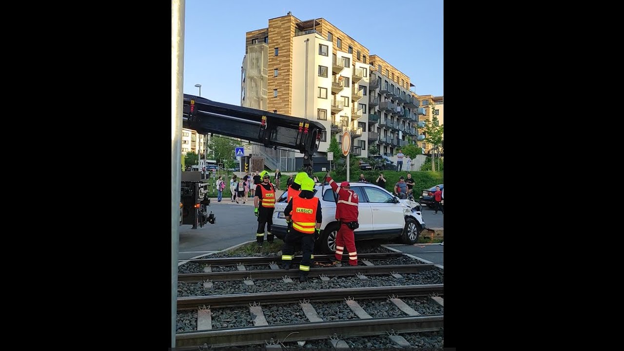 jak probíhá vytahování zapadlého auta ze samostatného kolejového tělesa po něhodě s tramvají?