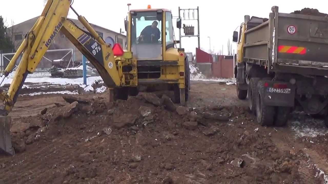Komatsu WB97S a Tatra 815-Nakl&aacute;d&aacute;n&iacute; hl&iacute;ny
