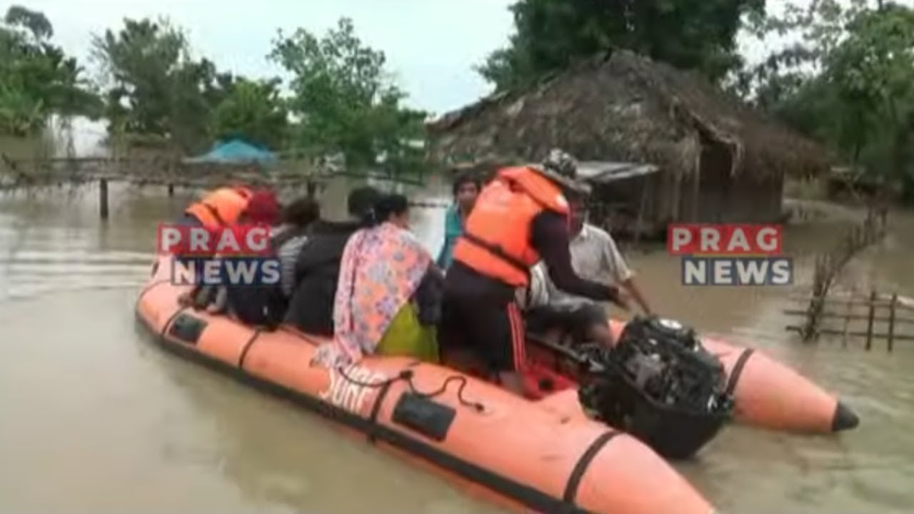 SDRF and volunteers rescue people stuck amidst floods!!!