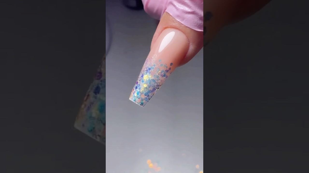 BABY GLITTER USANDO GEL S&Oacute;LIDO NO MOLDE F1 #gelsolido #moldef1 #babyglitter #glitternails