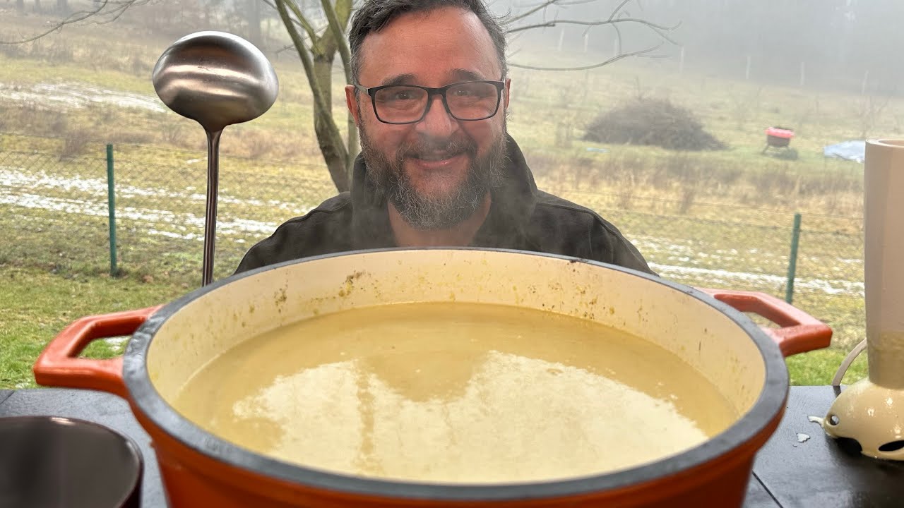 KNOBLAUCHSUPPE IM DUTCH OVEN GRILLEN --- Klaus grillt