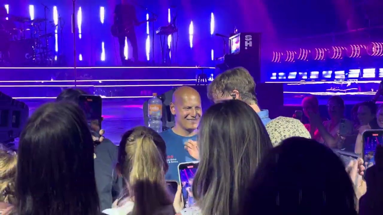 Samu Haber: Singing with Fans ; Tollwood
