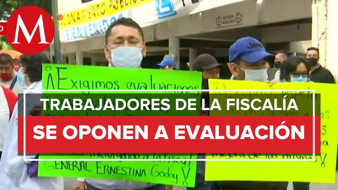 Trabajadores de la fiscal&iacute;a de la CdMx protestan frente al edificio de la FGJ