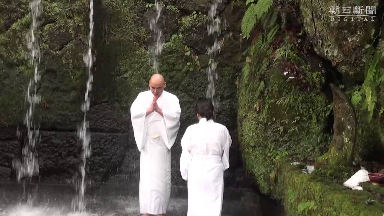 富山）滝に打たれて煩悩流す　日石寺の寒修行