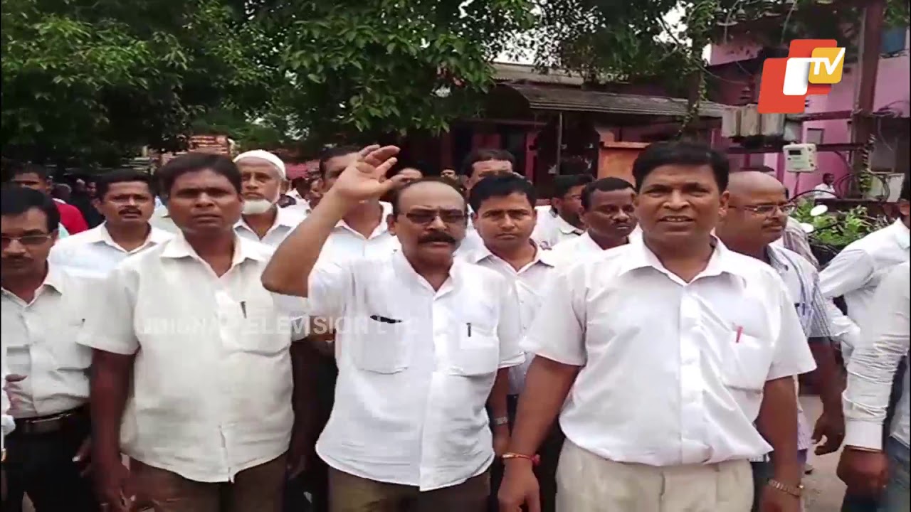 Bhadrak lawyers join cease work protest and hit streets
