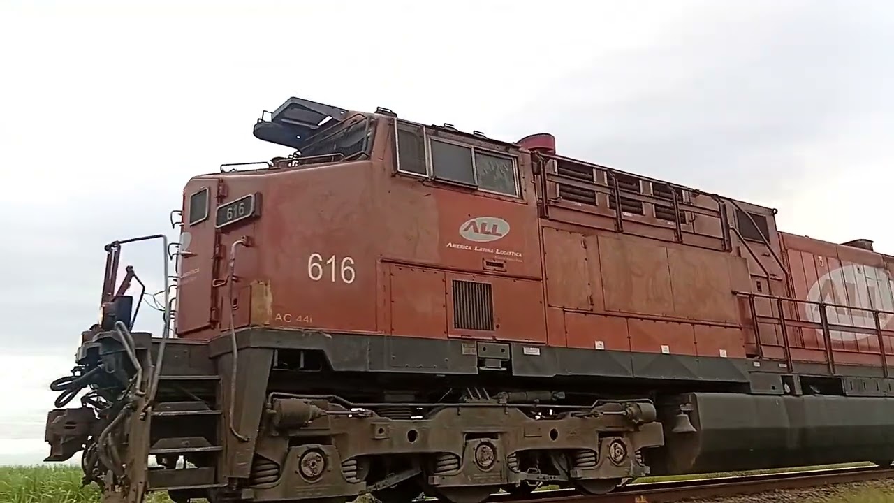 Trem carregado partindo de zfn com a nova formação da rumo com 2 locotrols
