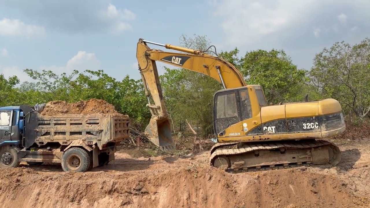 Excavator in Action: Digging a Flood Relief Ditch #excavator #automobile #jcb 