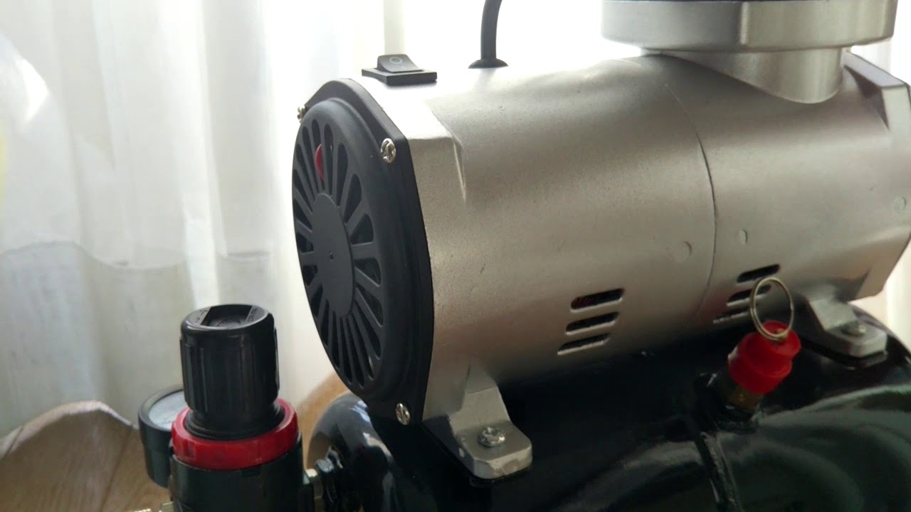 新しいエアーコンプレッサーで塗装するよ。