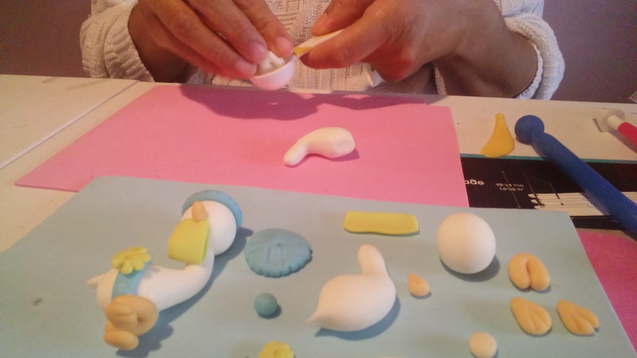 Cigüeña de porcelana fria para babyshower en llavero