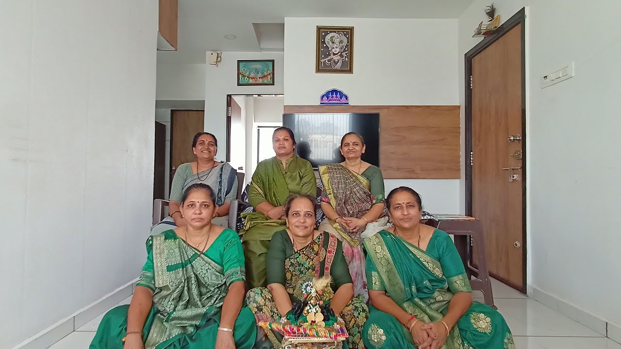 સવારના પહોરમાં હું તો સેવા કરવા બેઠી (ભજન નીચે લખેલું છે) New Gujarati bhajan | Kirtan | Bhajan Song