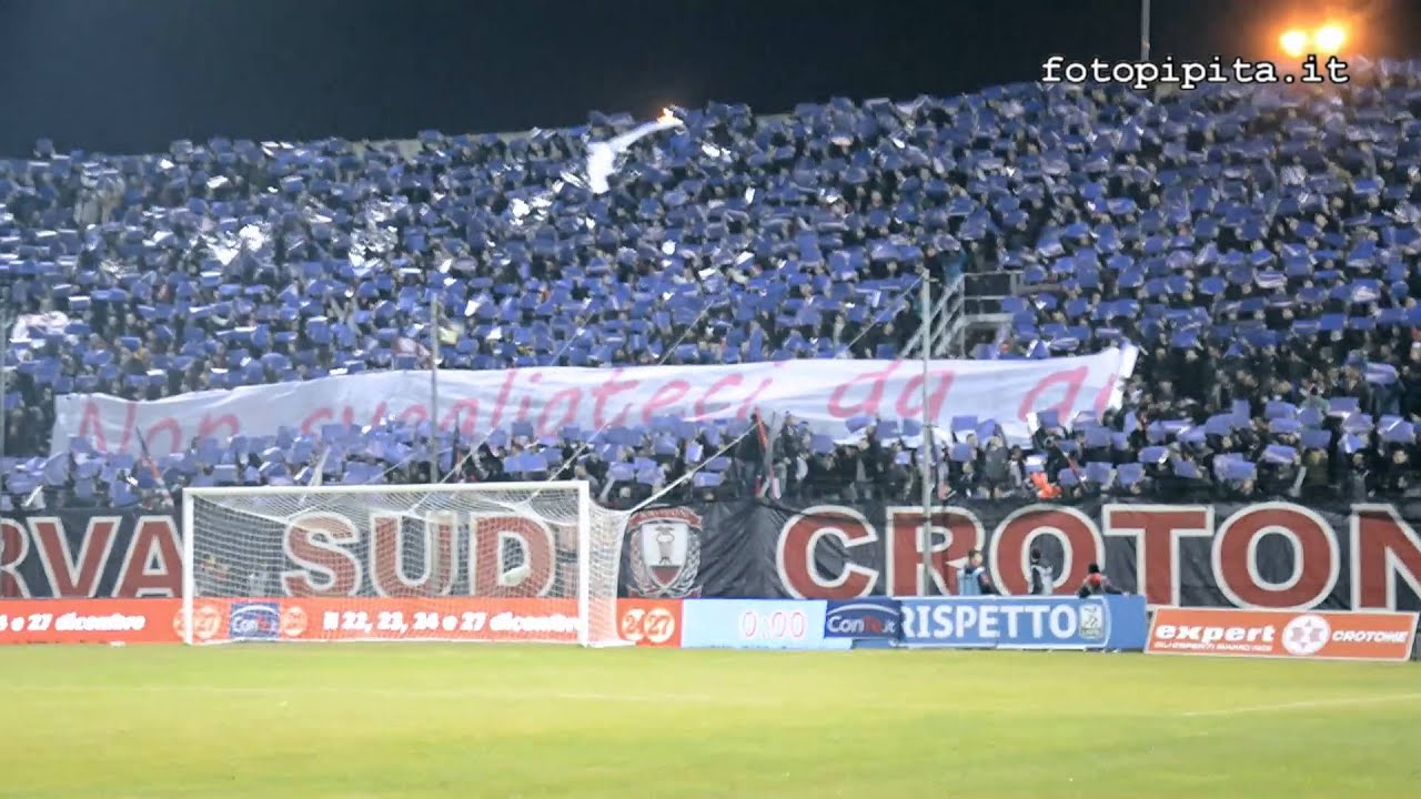 Crotone-Trapani, la coreografia della curva sud dei tifosi