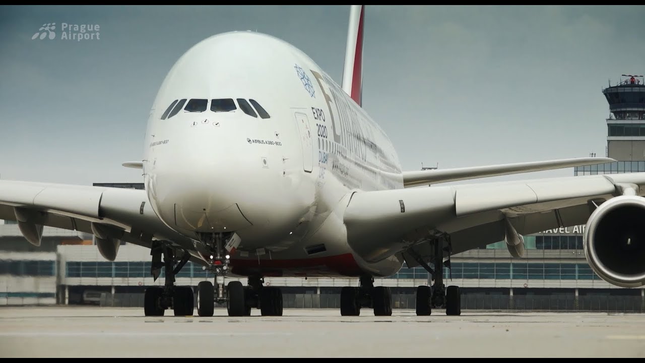 Airbus A380 společnosti Emirates na pražsk&eacute;m leti&scaron;ti
