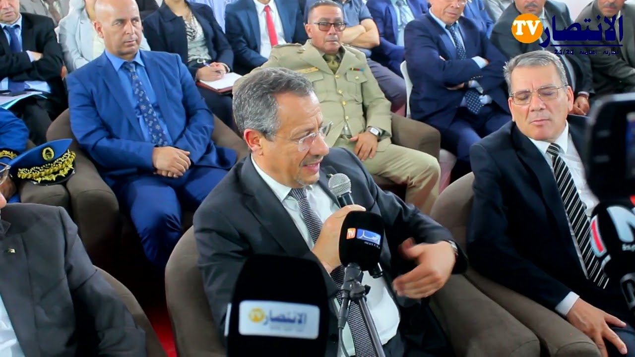 وزير الأشغال العمومية لخضر رخروخ يعاين مشروع إنجاز خط السكة الحديدية المنجمي بولاية الطارف