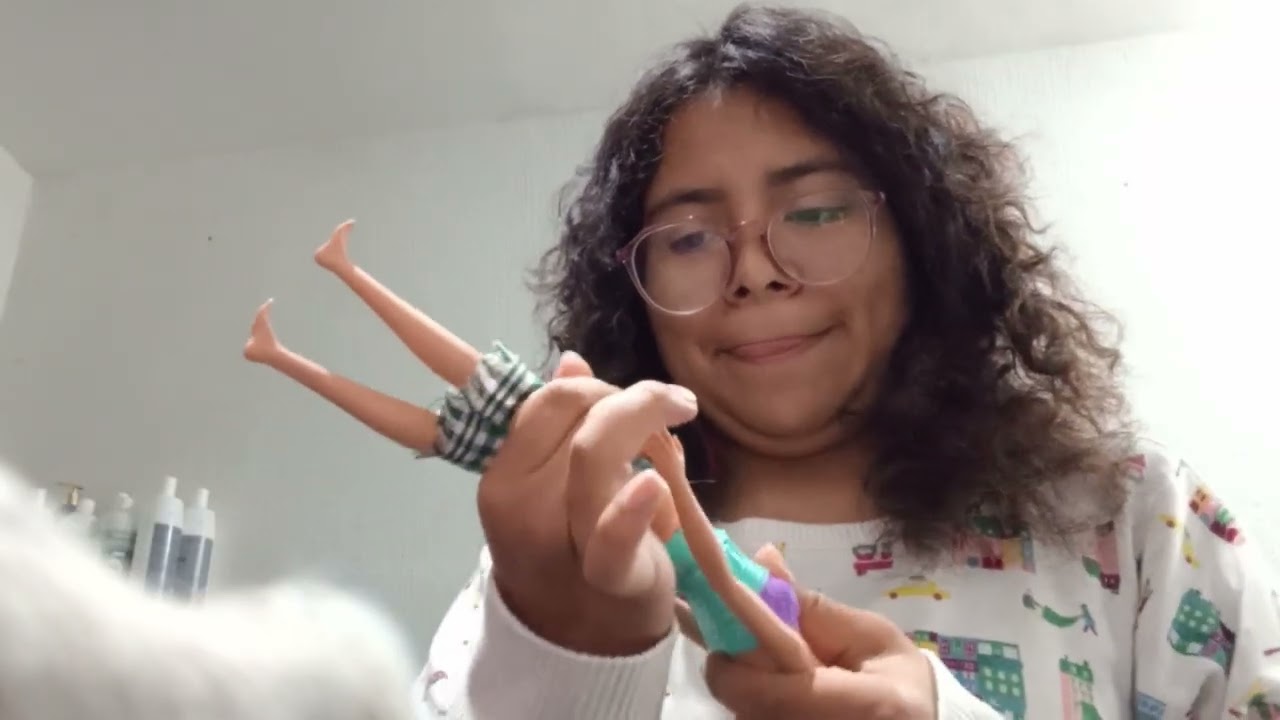 Lavándole el pelo a una Barbie, ella es Alexandra 