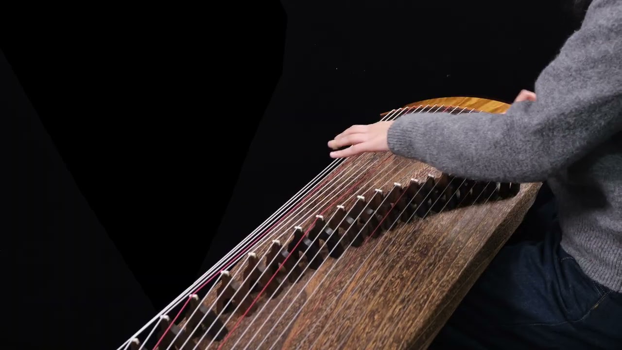 TAY TRÁI CHỈ TRĂNG左手指月