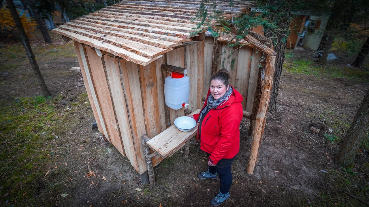 Toilettenhaus im Wald - Waschtisch