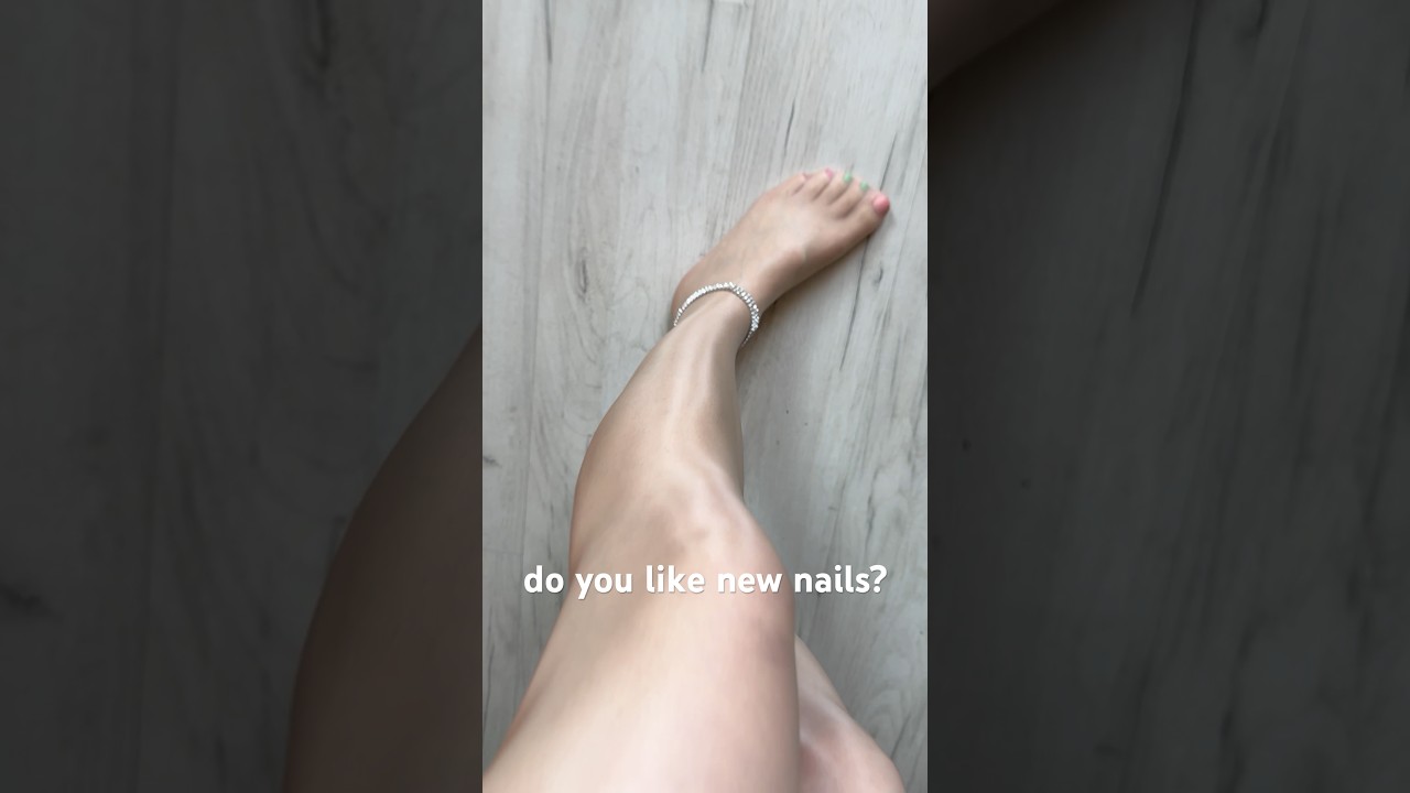 #shinystockings #glossytights #shinylegs #coolnails #pantyhoseday #stockings