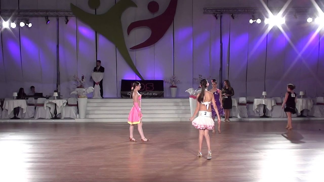 Szabó Vivien - Junior kezdő latin szóló lány - Cha-cha - Rumba idancestudio.eu