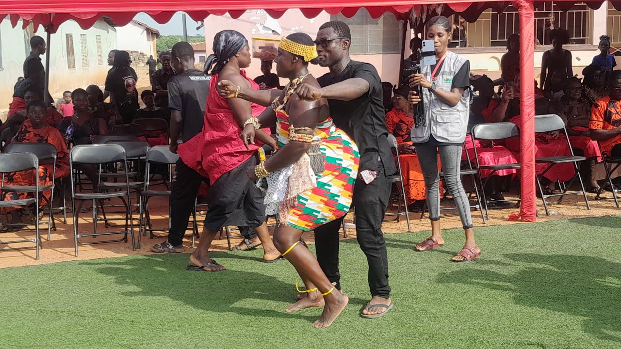 A boy from nowhere came and challenged this Adowa dancer