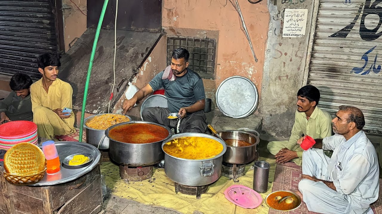 1:00 AM 🤫 NIGHT STREET FOOD IN PAKISTAN  | BISMILLAH FOOD POINT | ANDA CHANAY | VEG | CHICKEN CURRY 