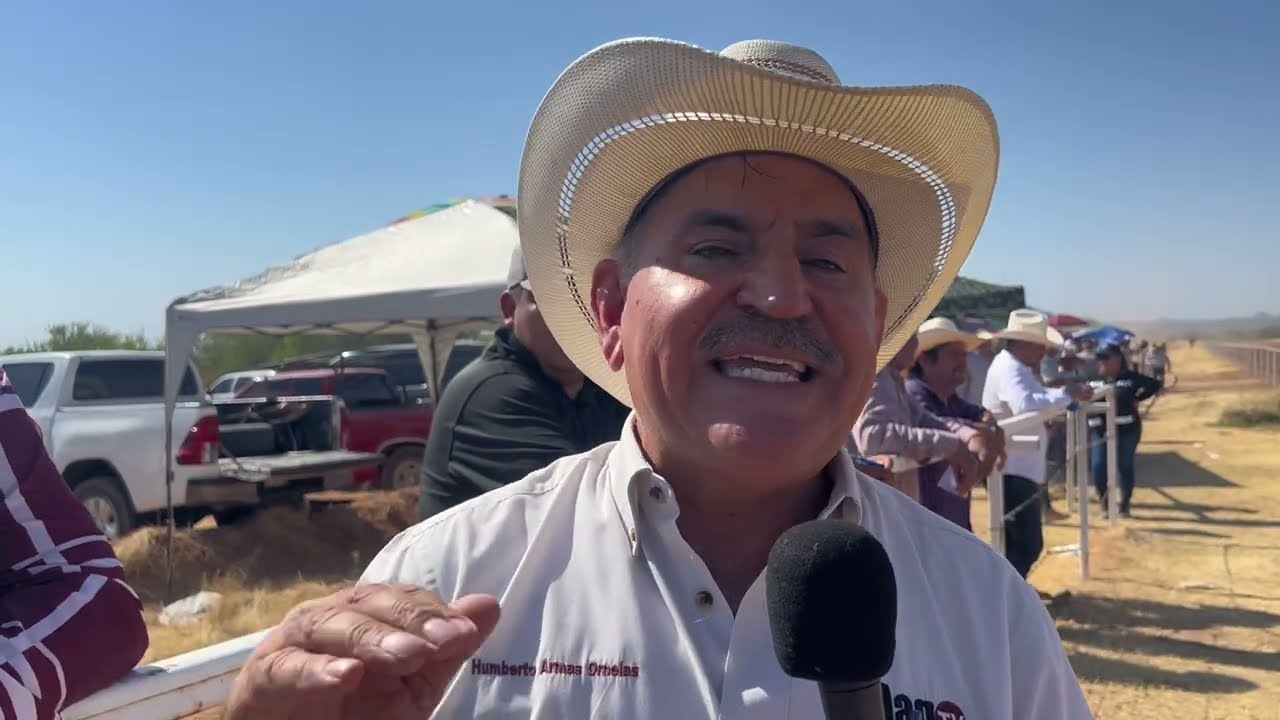 El mago cotorreando con su gente, en el taste el aterrizaje de Ures, Sonora